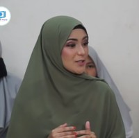 Nadya mengungkapkan kegiatan yang ia jalani selama tinggal di panti asuhan. Masya Allah banget tinggal di panti itu bisa disiplin, berawal dari keterpaksaan menjadi kebiasaan. Mulai dari bangun tidur jam 03.00 subuh untuk tahajud bareng-bareng, lanjut tadarus dan salat subuh. Jam 06.00 WIB piket untuk beres-beres. Pagi dan sore hari. Ada yang siap-siap ke sekolah. Nah, kita pulang setelah ashar piket. Maghribnya kita ada yang mengajar bahasa Inggris, bahasa Arab, dan hafalan juz ama. Ada juga puasa Senin Kamis, kata Nadya.  Foto: Dok. Youtube Diary Nadya Mustika.