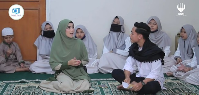 Masa remaja Nadya Mustika pernah tinggal di panti asuhan Baitul Arief di Bandung. Di sini lah Nadya tumbuh bersama dengan anak-anak yang lain dalam suasana yang hangat, akrab, dan mandiri. Alhamdulillah senang banget bisa menjadi bagian dari anak-anak panti. Mungkin bagi sebagian orang anak panti itu terbuang dan kamseupay. Enggak! Nadya kan tinggal 10 tahun di panti, jelasnya. Foto: Dok. Youtube Diary Nadya Mustika.