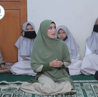 Masa remaja Nadya Mustika pernah tinggal di panti asuhan Baitul Arief di Bandung. Di sini lah Nadya tumbuh bersama dengan anak-anak yang lain dalam suasana yang hangat, akrab, dan mandiri. Alhamdulillah senang banget bisa menjadi bagian dari anak-anak panti. Mungkin bagi sebagian orang anak panti itu terbuang dan kamseupay. Enggak! Nadya kan tinggal 10 tahun di panti, jelasnya. Foto: Dok. Youtube Diary Nadya Mustika.