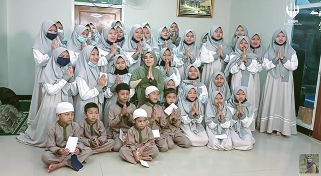 Nadya Mustika Rahayu juga aktif dalam kegiatan di panti asuhan Baitul Arif di Bandung. Bahkan, ia sering membagikan kegiatan mengurus adik-adik pantinya di Instagram. Foto: Dok. Youtube Diary Nadya Mustika.