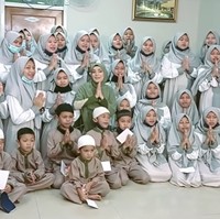 Nadya Mustika Rahayu juga aktif dalam kegiatan di panti asuhan Baitul Arif di Bandung. Bahkan, ia sering membagikan kegiatan mengurus adik-adik pantinya di Instagram. Foto: Dok. Youtube Diary Nadya Mustika.