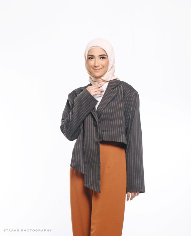 Nadya Mustika Rahayu saat ini eksis di sosial media. Selain aktif menerima endorsement dan menghadiri berbagai acara sebagai tamu, Nadya juga pernah merilis lagu di channel YouTubenya dengan judul Semakin Menjauh. Foto: Dok. Instagram @nadyamustikarahayu.