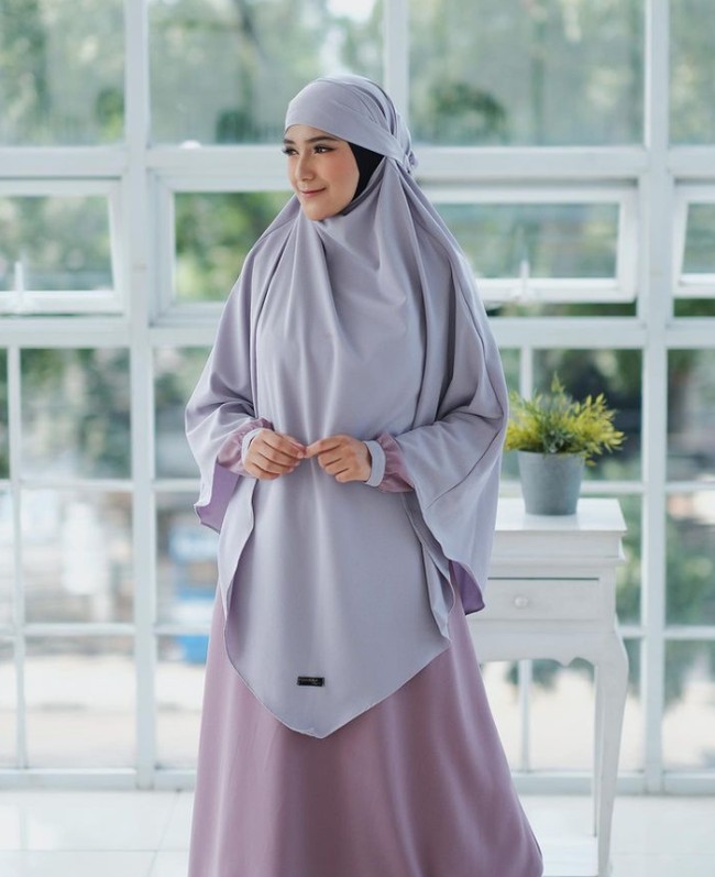 Wanita kelahiran Bandung, 16 November 2000 ini memberikan semangat untuk anak-anak yang tinggal di panti asuhan dan terus mengejar impiannya. Harapannya untuk adik-adik semua tetap istiqomah, bersyukur karena tidak semua orang bisa seperti kalian. Tidur nyaman, makan sediakan dan uang jajan sudah ada dikasih. Donatur juga memberikan juga, itu lah keistimewaan anak panti. Jangan pernah minder di tengah kehidupan sekarang, kita berdoa dan Insya Allah ada rezekinya masing-masing, kata Nadya. Foto: Dok. Instagram @nadyamustikarahayu.