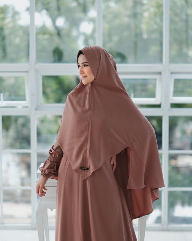 Nadya Mustika menempuh pendidikan D3 jurusan Kebidanan di Bandung, Jawa Barat. Perempuan asal Ciwidey ini sudah menyelesaikan Tugas Akhir (TA) pada 3 September 2020. Tinggal di panti bukan jadi penghalang untuk bisa menyelesaikan kuliah, banyak ujian bukan jadi alasan untuk tidak meraih cita cita. Jangan pernah putus asa dari Rahmat Allah, ungkapnya. Foto: Dok. Instagram @nadyamustikarahayu.