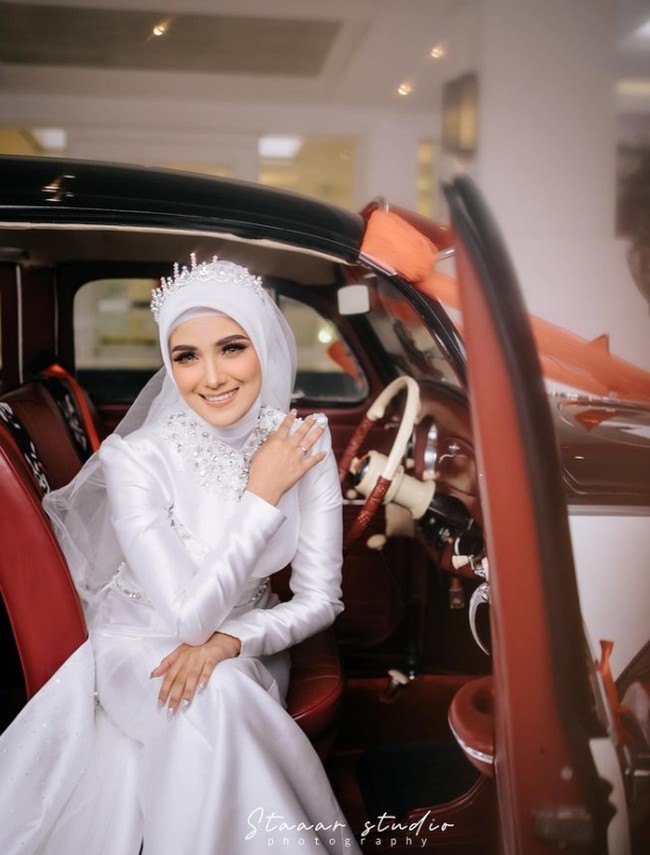 Nadya mengunggah foto-foto pernikahan di akun Instagram pribadinya @nadyamustikarahayu. Nadya terlihat cantik saat mengenakan kebaya serba putih dilengkapi dengan Siger Sunda. Semenjak menikah, sosok Nadya Mustika kembali menjadi atensi publik. Foto: Dok. Instagram @nadyamustikarahayu.