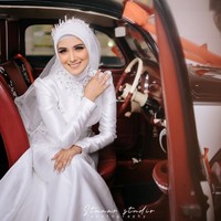 Nadya mengunggah foto-foto pernikahan di akun Instagram pribadinya @nadyamustikarahayu. Nadya terlihat cantik saat mengenakan kebaya serba putih dilengkapi dengan Siger Sunda. Semenjak menikah, sosok Nadya Mustika kembali menjadi atensi publik. Foto: Dok. Instagram @nadyamustikarahayu.