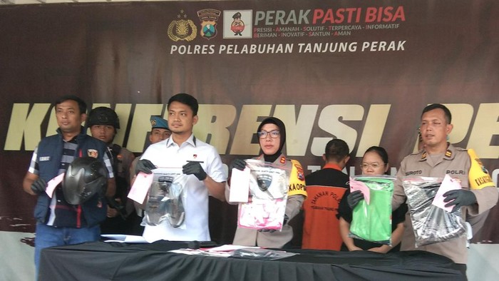 Ojol pelaku pencabulan di Surabaya saat dihadirkan  dalam pers release