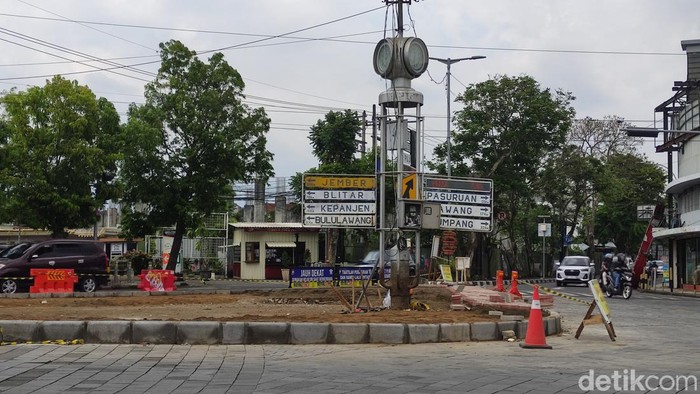 Pagar Jam Kota Sarat Sejarah di Kayutangan Malang Dibongkar