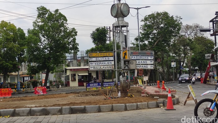 Pagar Jam Kota Sarat Sejarah di Kayutangan Malang Dibongkar