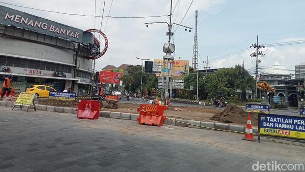 Pagar Jam Kota Sarat Sejarah di Kayutangan Malang Dibongkar