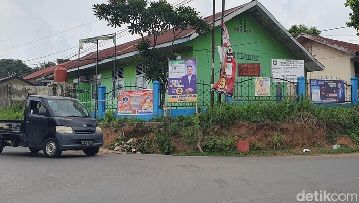 Pagar sekolah di Palembang dipasangi poster caleg.