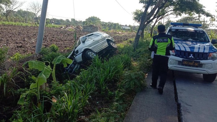 Panther terguling tabrak motor di Ngawi