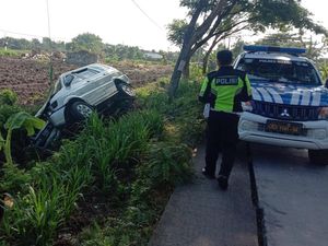 Tabrak Pemotor hingga Tewas, Panther Rombongan Pengajian Terguling di Ngawi