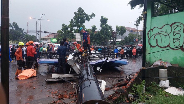 Papan reklame roboh di Bogor (Sholihin-detikcom)