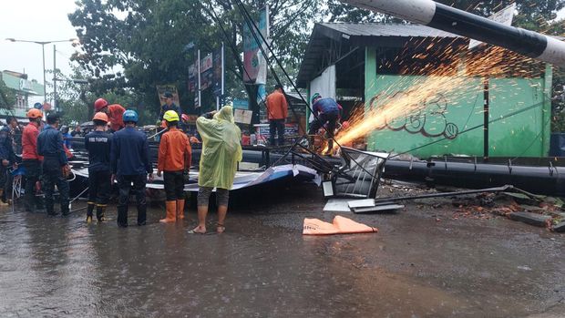Papan reklame roboh di Bogor (Sholihin-detikcom)