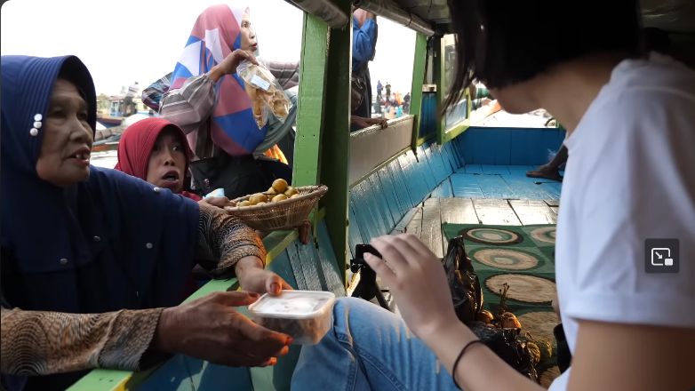 YouTuber Hari Jisun syok saat belanja ke pasar terapung Banjarmasin