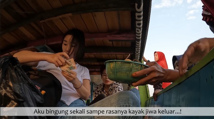 YouTuber Hari Jisun syok saat belanja ke pasar terapung Banjarmasin