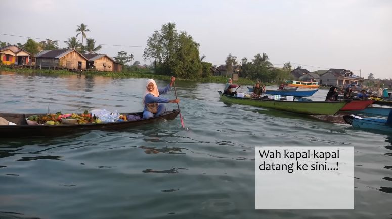 YouTuber Hari Jisun syok saat belanja ke pasar terapung Banjarmasin