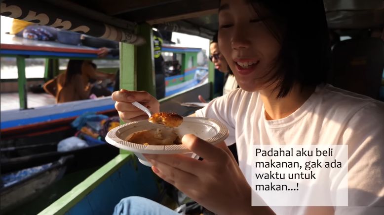 YouTuber Hari Jisun syok saat belanja ke pasar terapung Banjarmasin