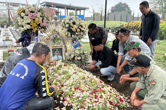 Pemakaman eks Walkot Batu Eddy Rumpoko