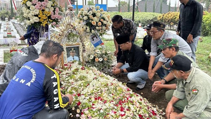 Pemakaman eks Walkot Batu Eddy Rumpoko