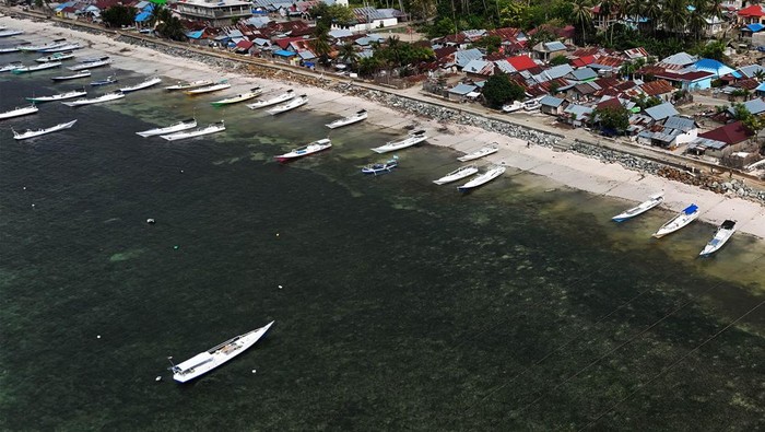 Foto udara petugas  mengoperasikan alat berat pada proyek pembangunan tanggul laut di Desa Bone Oge, Kabupaten Donggala, Sulawesi Tengah, Kamis (30/11/2023). Pembangunan tanggul laut tersebut untuk mencegah abrasi pantai yang mengancam permukiman masyarakat pesisir. ANTARA FOTO/Mohamad Hamzah/nz.