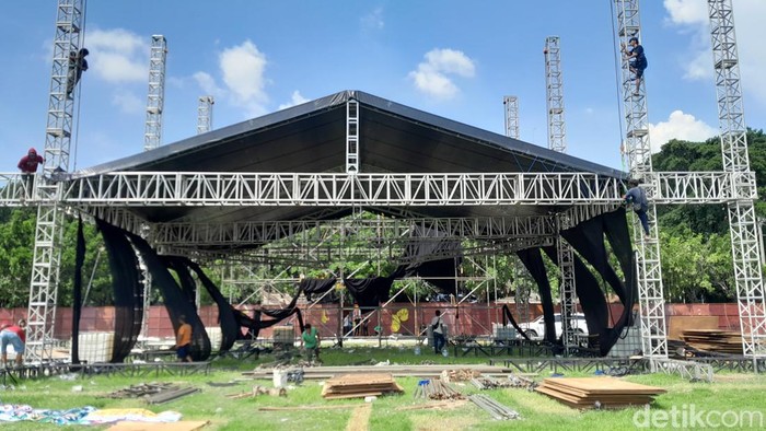 Pembongkaran tenda dan panggung pameran UMKM yang gagal digelar di Solo, Kamis (30/11/2023).