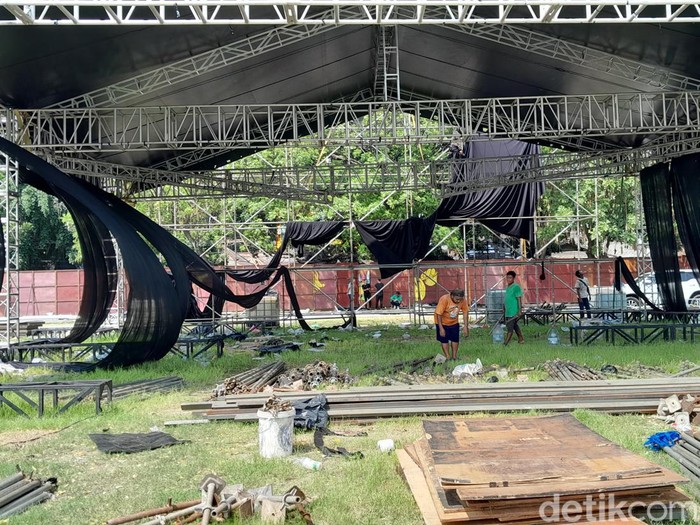 Pembongkaran tenda dan panggung pameran UMKM yang gagal digelar di Solo, Kamis (30/11/2023).