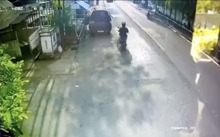 Pemobil buka pintu sembarangan di pinggir jalan, bikin pemotor celaka