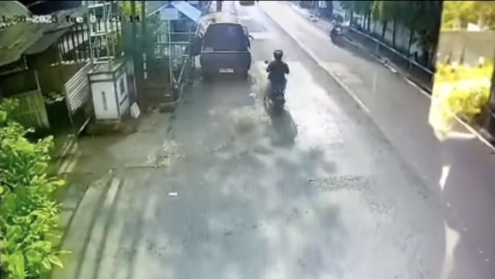 Pemobil buka pintu sembarangan di pinggir jalan, bikin pemotor celaka