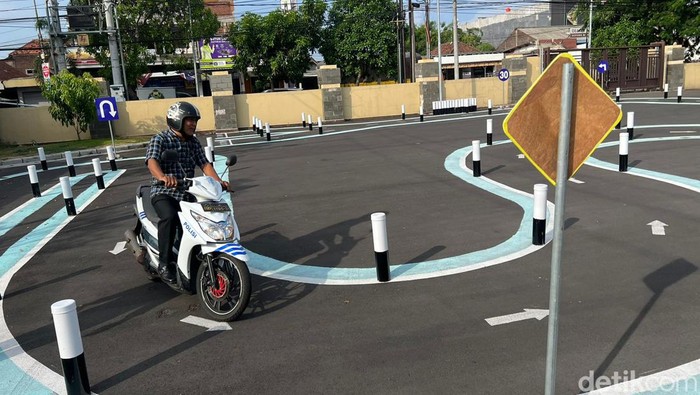 Pemohon SIM di Sidoarjo saat mengikuti pelatihan uji praktik SIM Satpas Polresta Sidoarjo.