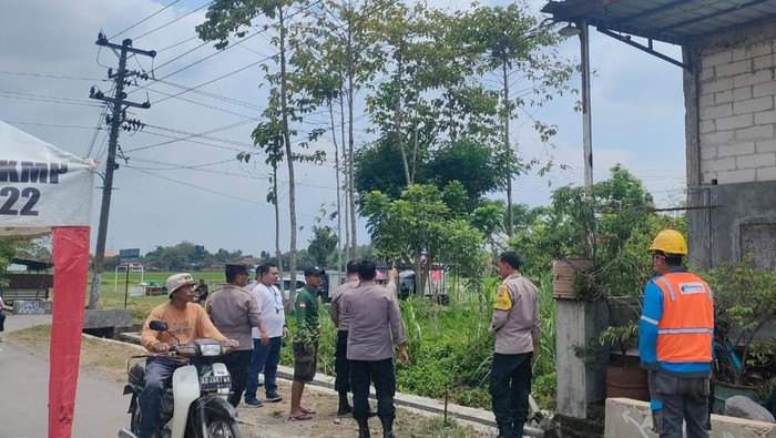 Personel Polsek Juwiring, Klaten, mendatangi lokasi orang tewas tersengat listrik.