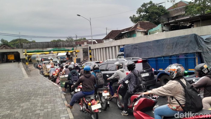 Penambahan pompa di viaduk Gilingan, lalu lintas terpantau cukup padat, Kamis (30/11/2023), pukul 17.10 WIB.