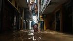 Penampakan Banjir Setinggi Leher Rendam Kebon Pala Jakarta