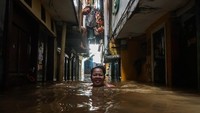 Banjir yang merendam Kebon Pala setinggi leher orang dewasa.  