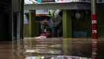 Penampakan Banjir Setinggi Leher Rendam Kebon Pala Jakarta