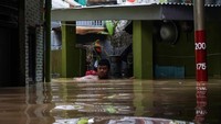 Badan Penanggulangan Bencana Daerah (BPBD) Provinsi DKI Jakarta mengungkapkan bahwa total wilayah yang tergenang bertambah menjadi 69 RT dari sebelumnya 45 RT dengan jumlah sementara pengungsi satu orang di Bidaracina.   