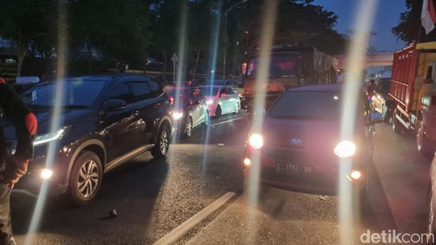 Pengendara Ngamuk Jalan Pahlawan Ditutup Dadakan Gegara Aksi Demo