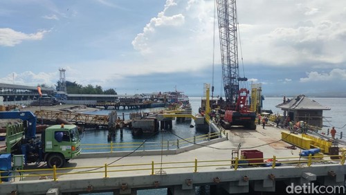 Pengerjaan peningkatan status salah datu dermaga di Pelabuhan Gilimanuk, Kabupaten Jembrana, Bali, Kamis (30/11/2023). (I Putu Adi Budiastrawan/detikBali)