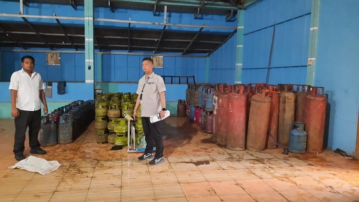 Penggerebekan lokasi pengoplosan gas di Deli Serdang. (Dok Polda Sumut)