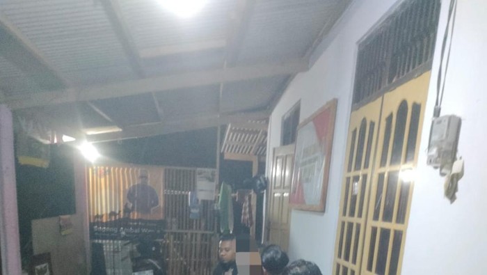 Polisi dari Kulon Progo saat menangkap pelaku penipuan mengaku wartawan di kediamannya di Bantul, Rabu (29/11).