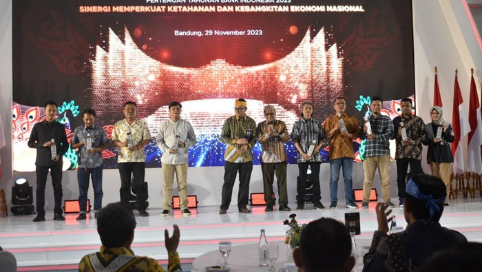 Penyerahan penghargaan WJJC 2023 pada Pertemuan Tahunan Bank Indonesia (PTBI) di Kota Bandung