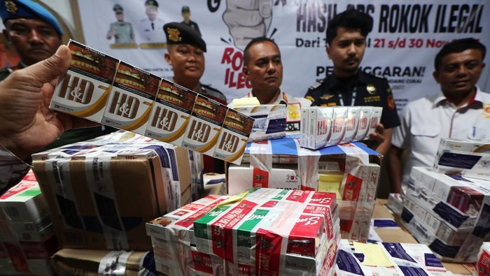 Tim gabungan memperlihatkan berbagai jenis rokok ilegal hasil sitaan di Banda Aceh, Aceh, Kamis (30/11/2023). Tim gabungan dari Satpol PP, Bea Cukai dan Polresta Banda Aceh sejak tanggal 21 hingga 30 November 2023 menyita 43.120 batang rokok ilegal dari sejumlah toko dan kios dengan kerugian negara sebesar Rp 65 juta lebih. ANTARA FOTO/Irwansyah Putra/nz.