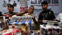 Kasatpol PP WH Kota Banda Aceh Muhammad Rizal bersama petugas Bea Cukai memperlihatkan berbagai jenis rokok ilegal hasil sitaan di Banda Aceh, Aceh, Kamis (30/11/2023). Rokok ilegal itu disita dalam operasi yang digelar pada 21-30 November 2023.