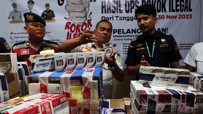 Penyitaan Rokok Ilegal Tim gabungan memperlihatkan berbagai jenis rokok ilegal hasil sitaan di Banda Aceh, Aceh, Kamis (30/11/2023). Tim gabungan dari Satpol PP, Bea Cukai dan Polresta Banda Aceh sejak tanggal 21 hingga 30 November 2023 menyita 43.120 batang rokok ilegal dari sejumlah toko dan kios dengan kerugian negara sebesar Rp 65 juta lebih. ANTARA FOTO/Irwansyah Putra/nz.