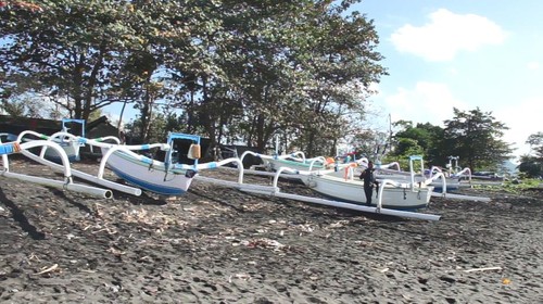 Perahu nelayan di pesisir Kusamba, Klungkung, Bali, Kamis (30/11/2023).