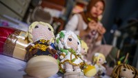 Kerajinan boneka rajut tersebut dijual secara daring dengan harga Rp50 ribu hingga Rp500 ribu tergantung tingkat kesulitan.