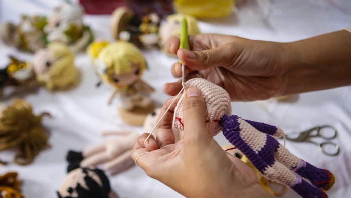 Perajin boneka rajut karakter gim daring Seorang perajin membuat boneka rajut dengan karakter gim daring Genshin Impact di Susancrafts, Cilodong, Depok, Jawa Barat, Rabu (29/11/2023). Kerajinan boneka rajut tersebut dijual secara daring dengan harga Rp50 ribu hingga Rp500 ribu tergantung tingkat kesulitan dan dipasarkan ke berbagai daerah hingga luar negeri. ANTARA FOTO/Erlangga Bregas Prakoso/wpa/aww.
