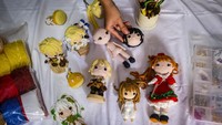 Seorang perajin membuat boneka rajut dengan karakter gim daring Genshin Impact di Susancrafts, Cilodong, Depok, Jawa Barat, Rabu (29/11/2023).