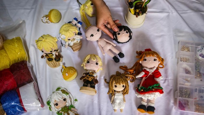 Perajin boneka rajut karakter gim daring Seorang perajin membuat boneka rajut dengan karakter gim daring Genshin Impact di Susancrafts, Cilodong, Depok, Jawa Barat, Rabu (29/11/2023). Kerajinan boneka rajut tersebut dijual secara daring dengan harga Rp50 ribu hingga Rp500 ribu tergantung tingkat kesulitan dan dipasarkan ke berbagai daerah hingga luar negeri. ANTARA FOTO/Erlangga Bregas Prakoso/wpa/aww.